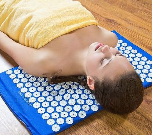 Aplicador de Kuznetsov con osteocondrosis cervical