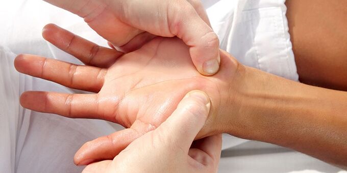 masaje para el dolor en las articulaciones de los dedos